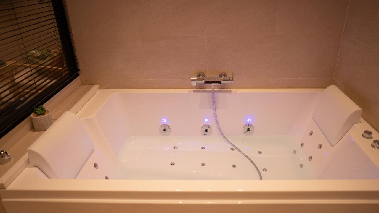 Suite De Luxe Jacuzzi Balneo,King Size Bed Collobrières Exteriör bild